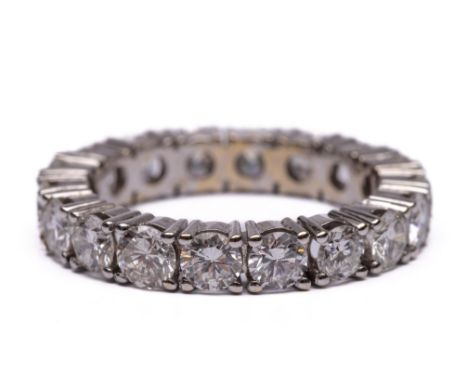 18 kt. Witgouden alliance ring, bezet met briljant geslepen diamant met een totaalgewicht van ca. 2.00 ct. bruto 3,5 gr., rin