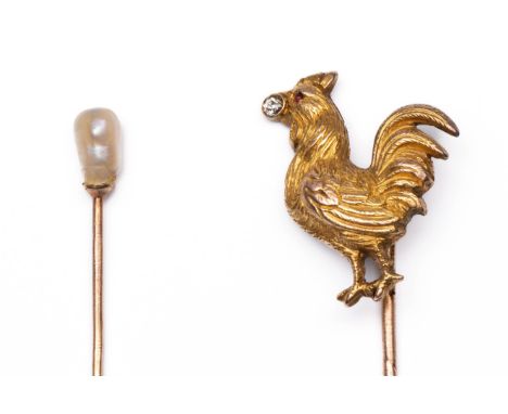 14 kt. gouden reverspeld in de vorm van een haantje, met in de bek een kleine oud briljant geslepen diamant, het oogje van ro