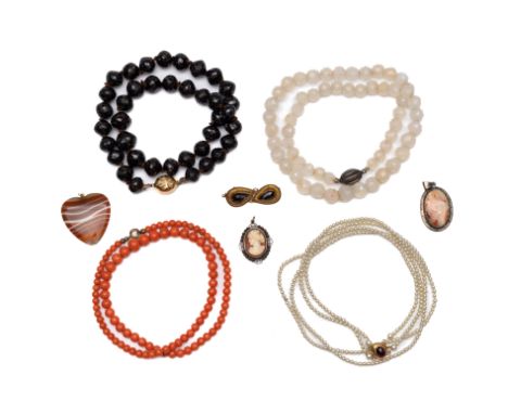 Een collectie diverse sieraden, waaronder een koralen collier en 18 kt. gouden broche met granaat [zkj] A collection of vario