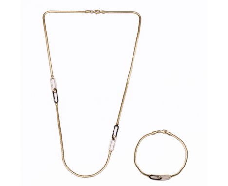 14 kt. Gouden slang collier met bijpassende armband, beide met een applique bezet met witte en zwarte zirkonia bruto 12,4 gr.