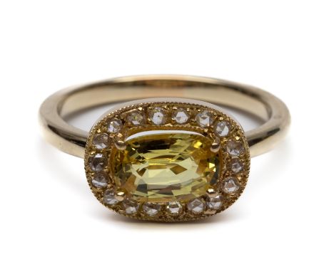 VanTol & Breet, 14 kt. gouden ring, centraal bezet met een heldergele ovale gefacetteerde saffier (9,2 x 6,2 mm) in een entou