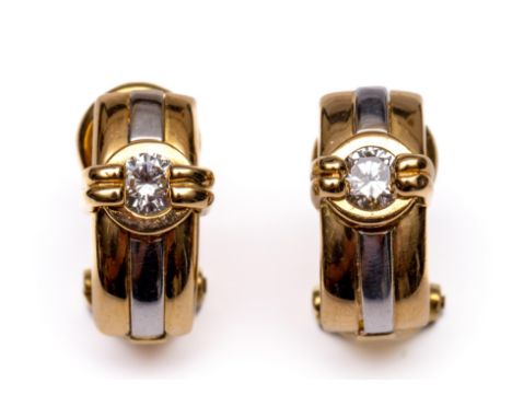 LeChic, 18 kt. bicolour gouden oorstekers. Opgebouwd uit drie banen, de middelste van witgoud. Elke oorsteker bezet met een b