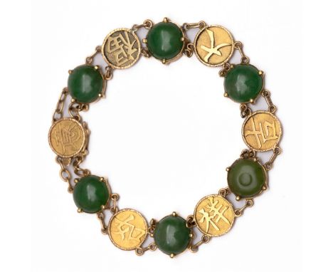 14 kt. Gouden armband, opgebouwd uit ronde appliques met om en om Chinese karakters en jade (één nefriet) bruto 11,2 gr., l. 