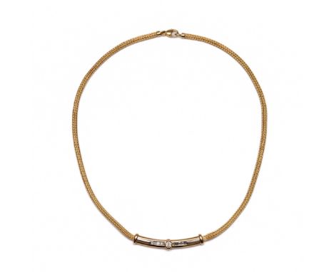LeChic, 18 kt. vossenstaart collier, de voorzijde met een cilindervromig applique in wit en geelgoud centraal gezet met een b