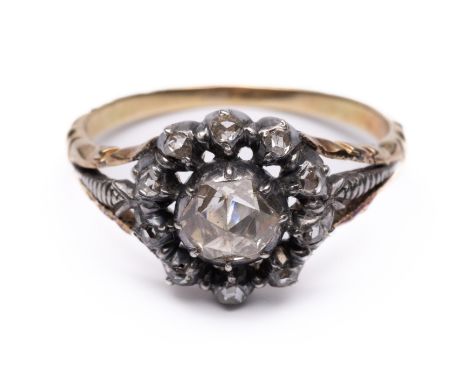 14 kt. Goud met zilveren rozet ring. Bezet met een roosgeslepen diamant van ca. 0.30 ct., in een entourage van kleine roosdia