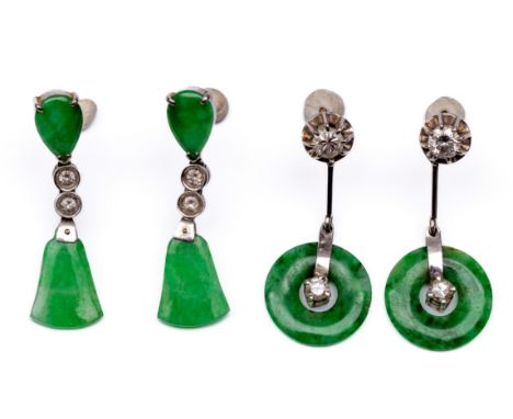 Twee paar 14 kt. witgouden oorbellen, beide bezet met jade en briljant geslepen diamant, totaal ca. 0.50 ct. [4] Two pairs of