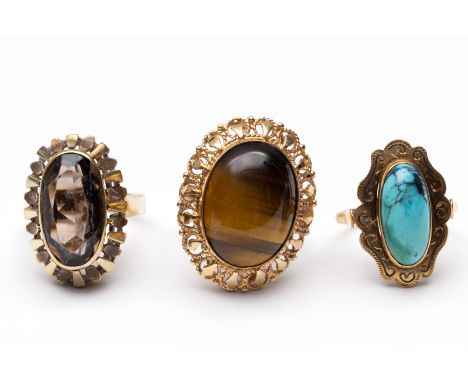 Drie 14 kt. gouden vintage ringen, bezet met een turkoois, rookkwarts en een tijgeroog bruto 18,4 gr., ringmt. 16,75, 17 en 1