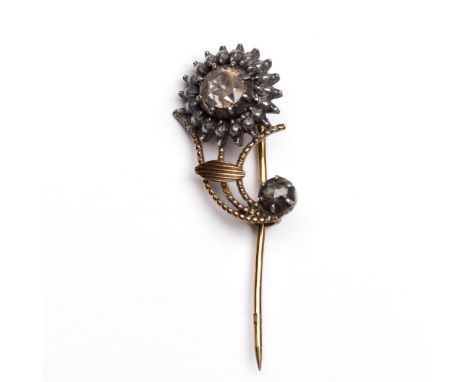 18 kt. Goud met zilveren speld, 19e eeuw, met een zonnebloem, het hart en uiteinde bezet met roosgeslepen diamant bruto 2,3 g