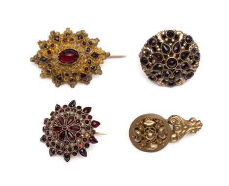 Vier 14 kt. gouden broches, 19e eeuw. Drie bezet met granaat bruto 11,9 gr. [4] Four 14 k. gold brooches, 19th century. Three
