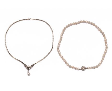 14 kt. witgouden gourmet collier, in het midden uitkomend op een v-vormige applique bezet met een parel en briljant geslepen 