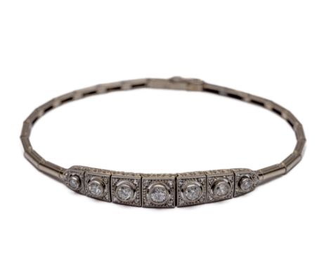 18 kt. witgouden met platina armband, Art Deco, bezet met oud briljant geslepen diamant, in grootte aflopend vanuit het midde
