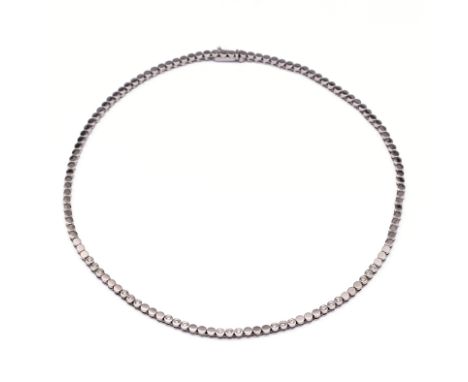 14 kt. Witgouden collier van ronde kastjes, de voorzijde voorzien van drie om drie gematteerde kastjes en kastjes bezet met e