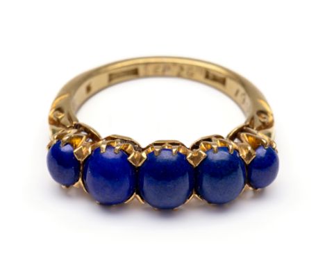 Engeland, 18 kt. gouden 'Victoriaanse' rijring, bezet met cabochon geslepen lapis lazuli, vanuit het midden in grootte aflope