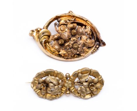Twee gouden bloembroches, Biedermeier. De één, een dubbele beneden wettelijk gehalte gouden broche met narcissen, de ander ee