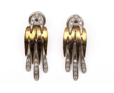 18 kt. Gouden oorclips in wit- en geelgoud. Elk met drie beweegbare druppels, bezet met achtkant geslepen diamant. De bovenka