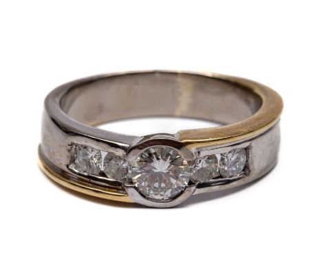 14 kt. Witgouden moderne ring, centraal bezet met een briljant geslepen diamant van ca. 0.55 ct. met aan weerszijden twee bri