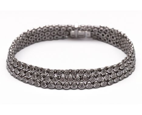 Hulchi Belluni, 18 kt. witgouden diamanten rivière armband. Bestaande uit drie rijen briljant geslepen diamant, 162 in totaal