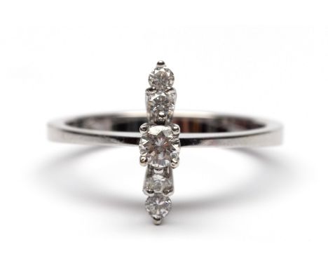18 kt. Witgouden fantasie ring, met een verticale baan, bezet met briljant geslepen diamant, totaal ca. 0.25 ct. bruto 3.0 gr