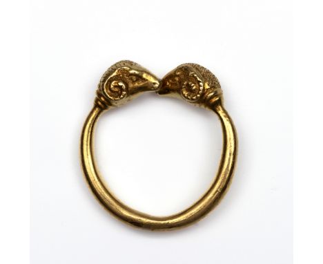 18 kt. Gouden open ring, de beide uiteindes uitkomend in de kop van een ram netto 7,8 gr., ringmt.16,5 [1] 18 k. Gold open ri