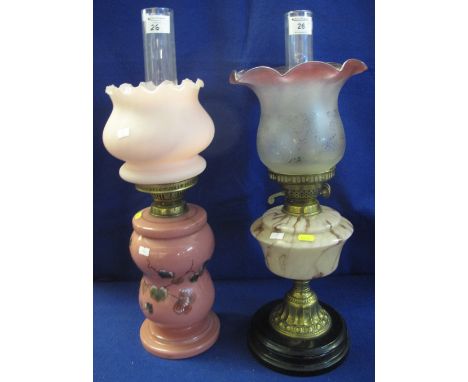 Brass double burner oil lamp with marbled glass reservoir on brass pedestal with ceramic base, having etched glass shade and 