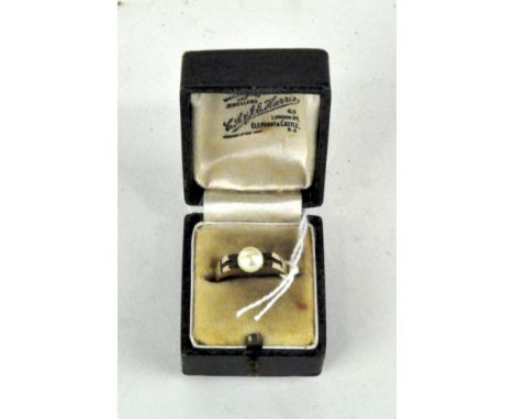 A vintage 9ct gold ring, set with a pearl to the centre, 3.2g
