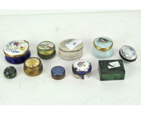 Assorted snuff and trinket boxes, including: a malachite example, three guilloche enamel examples, 20th century commemorative