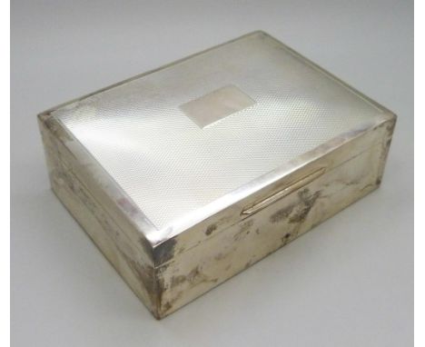 An Art Deco silver cigarette box with engine turned design, gross weight 329g, 11.2 x 8.2cm