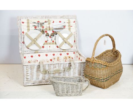 Group of baskets to include a picnic hamper with accessories 