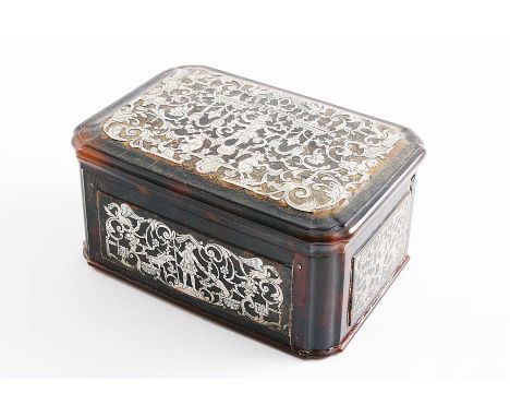 AN EARLY 18TH CENTURY VENETIAN INLAID TORTOISESHELL SNUFF BOX rectangular with shaped corners & a bevelled cover, the interio