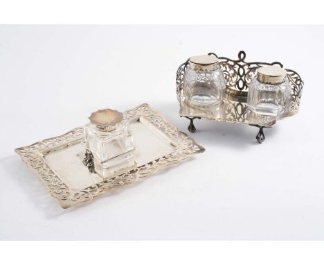 AN EDWARDIAN SMALL RECTANGULAR INKSTAND with a scroll-pierced broder and central mounted glass ink bottle, by William Hutton 