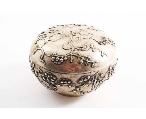A LATE 19TH / EARLY 20TH CENTURY CHINESE SQUAT CIRCULAR BOX & COVER on a ring foot, decorated in low relief all over with pru