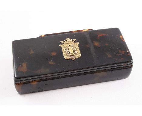 A 19TH CENTURY CONTINENTAL TORTOISESHELL SNUFF BOX of rounded rectangular form with an applied gold coat of arms on the cover