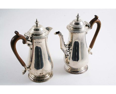 A MODERN BALUSTER COFFEE POT & MATCHING HOT WATER JUG with domed covers & knop finials and spreading circular bases, by Harri