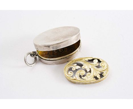 A GEORGE III PLAIN OVAL VINAIGRETTE with a suspensory ring, lacking original grille, gilt interior, by Robert Lockwood & John