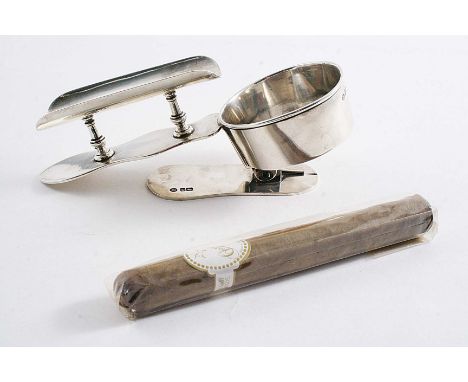 AN EDWARDIAN CIGAR/PIPE REST & ASHTRAY COMBINED with a spring clip (for mounting it on a chair or table edge) by John Round &