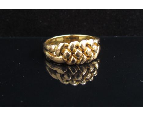 A gold ring with ''woven'' design, stamped 18ct. Size V, 6.8g