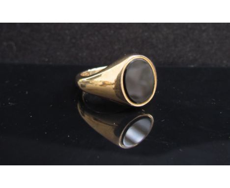 A 9ct gold gentleman's onyx signet ring. Size U, 10g