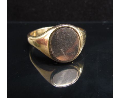 A 9ct gold signet ring with swivel front revealing an enamel Masonic emblem. Size Z1, 8.1g