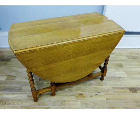 An Edwardian oak gate leg Kitchen table. 107 x 74cm