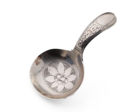 Hallmarked silver George V silver caddy spoon with engraved decoration, 10.1 grams, W W &amp; S, Sheffield 1911.  