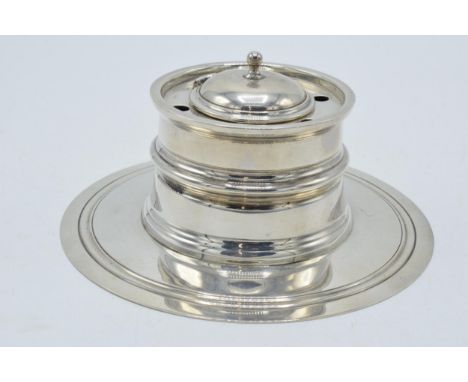 Silver circular inkwell with glass liner and holes for pen rests, London 1915, Goldsmiths and Silversmiths, 306.2 grams of si