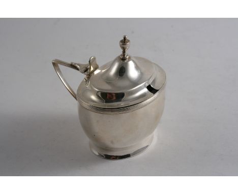 A GEORGE III OVAL MUSTARD POT with a reeded border, domed cover & knop finial, (blue glass liner), by Alexander Field, London