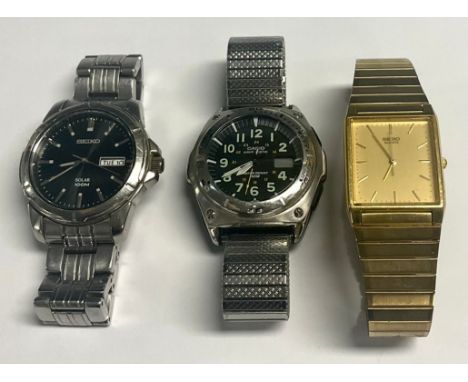 A gentleman's Seiko Solar stainless steel watch, black dial, baton indicators, centre seconds, day/date aperture, integral br