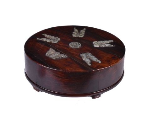 A Chinese Huanghuali circular jade mounted box and cover, supported on five feet, 28cm diameter   黄花梨镶玉木盒