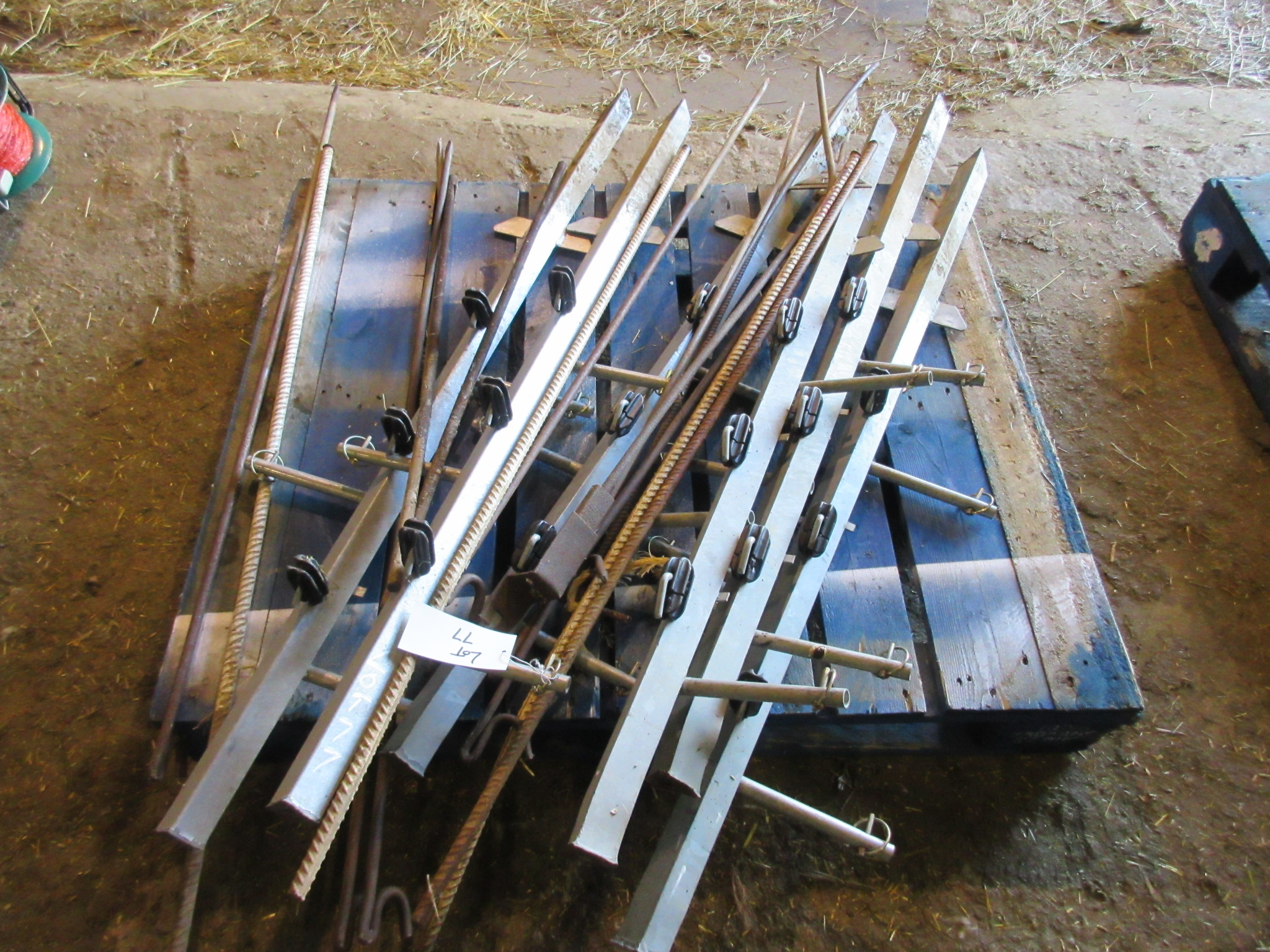 Qty Rappa metal sheep fencing corner posts and metal stakes