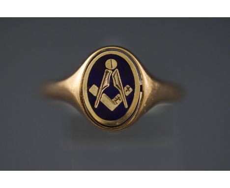 A yellow metal signet ring having a reversible spinning centre of plain and Masonic design with blue enamel. Size: Z Hallmark