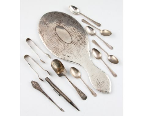 A collection of hallmarked silver items to include a salt shovel, two pairs of sugar tongs, five tea spoons, a propelling pen