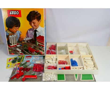Lego - A boxed 1959 dated Lego System set number 810. It comes with fold out play board, some loose pages from the original i