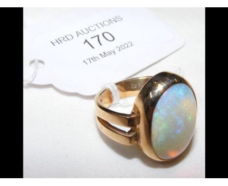 A 9ct gold ring set with oval opal - approx. 15mm x 12mm