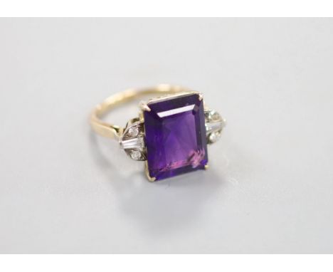 A yellow metal and single stone emerald cut amethyst dress ring, with trapeze and round cut diamond set shoulders, size P, gr